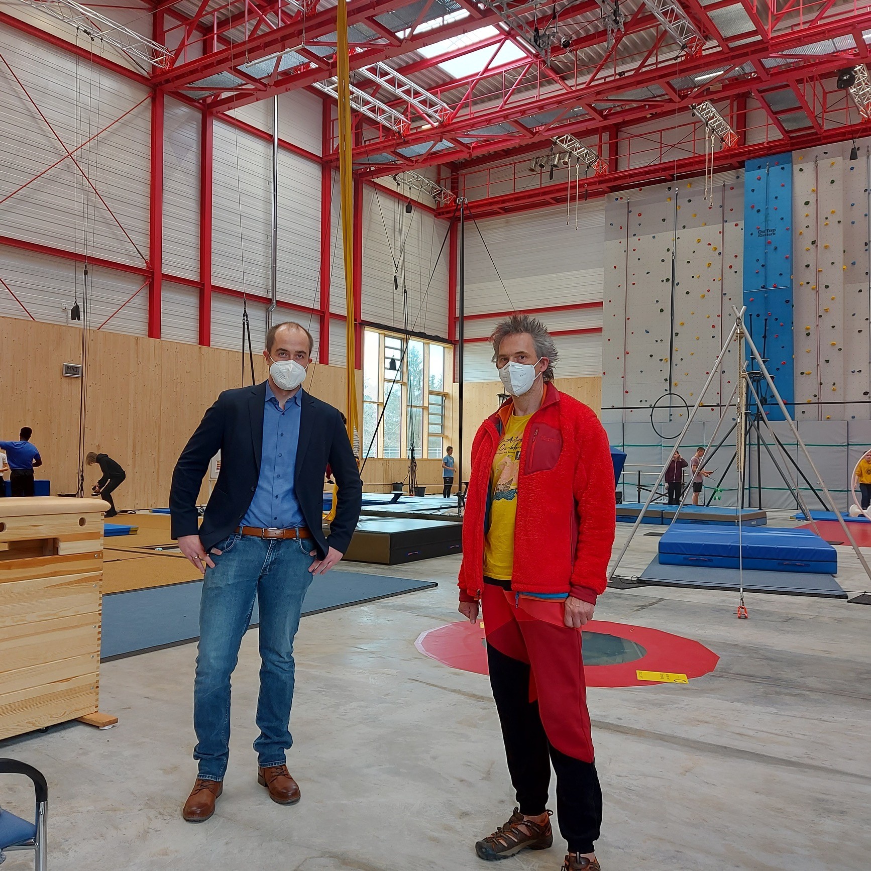 Tim Bckner und Sven Alb in der neugebauten Trainingshalle der Artistikschule